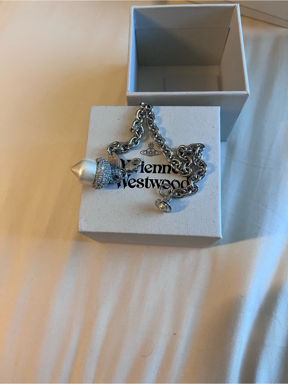 Vivienne Westwood Acorn Lucille Pearl Drop Cluster Bracelet - Picture 6 of 6
